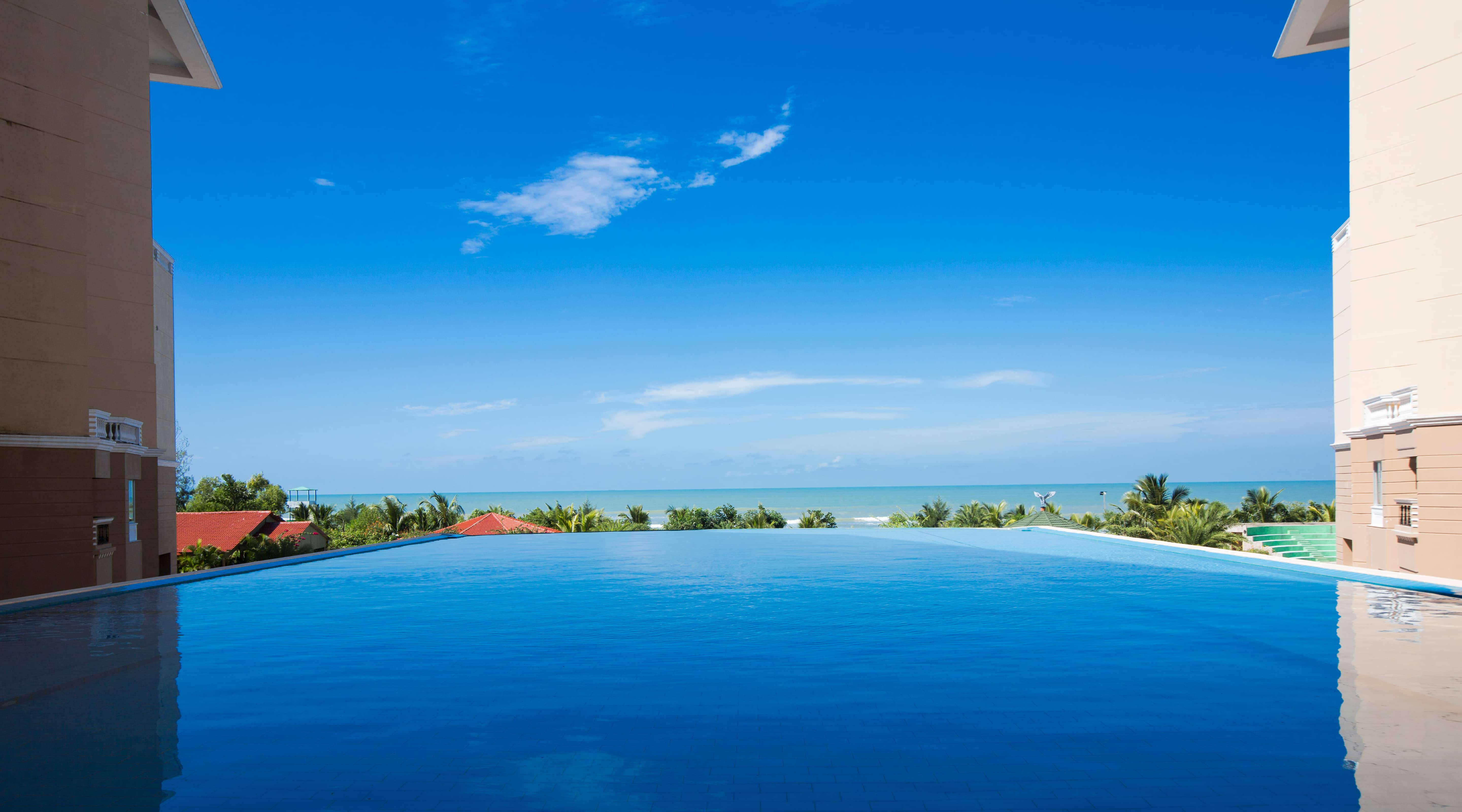 Infinity pool overlooking the Bay of Bengal