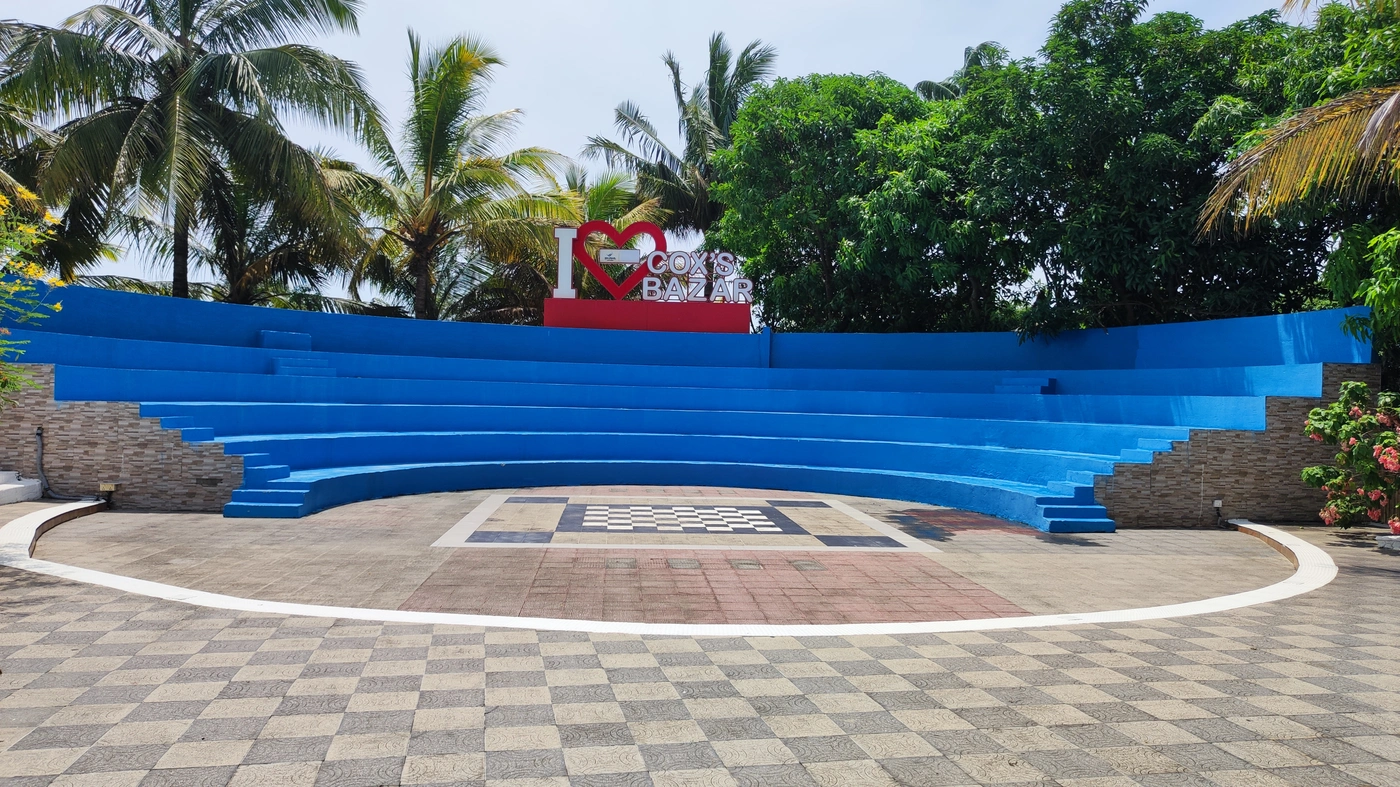 Outdoor amphitheatre event venue